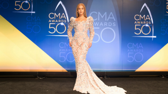 Beyoncé invitée surprise des CMA Awards, Taylor Swift renoue avec la country