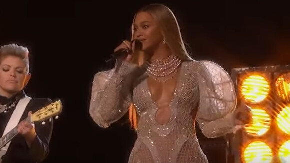 Beyonce & Dixie Chicks interprètent Daddy's Lessons lors de la 50ème cérémonie des CMA Awards organisée à Nashville le 2 novembre 2016.