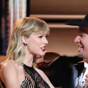 Taylor Swift and Garth Brooks lors de la 50ème cérémonie des CMA Awards organisée à Nashville le 2 novembre 2016.