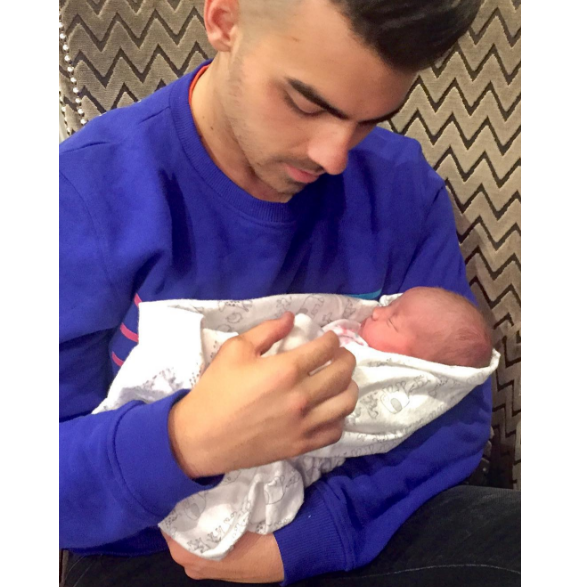 Joe Jonas pose avec sa nièce Valentina sur Instagram le 2 novembre 2016.