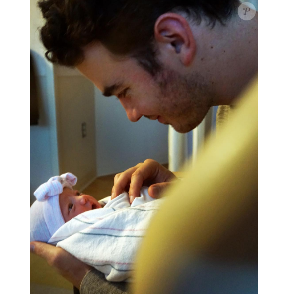 Kevin Jonas présente sa fille Valentina, née le 27 octobre 2016, sur Instagram.