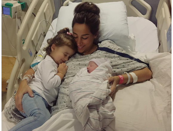 Danielle Jonas pose avec ses deux filles, Valentina et Alena, sur Instagram.