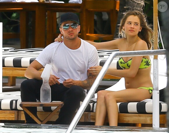 Ryan Phillippe et sa petite amie Paulina Slagter en vacances au bord de la piscine à Miami le 11 juin 2014.