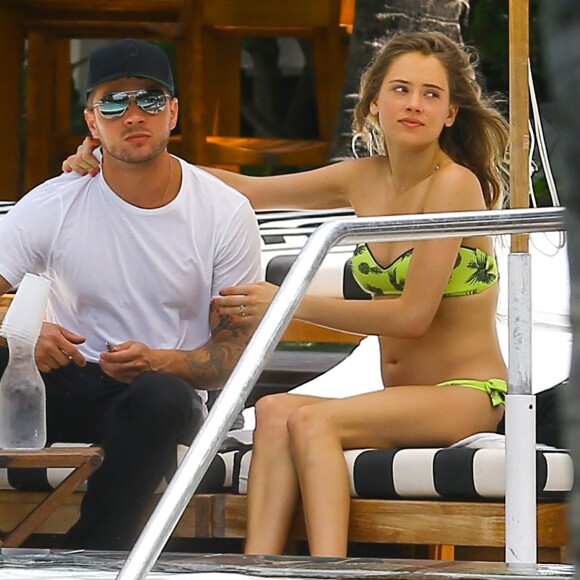 Ryan Phillippe et sa petite amie Paulina Slagter en vacances au bord de la piscine à Miami le 11 juin 2014.