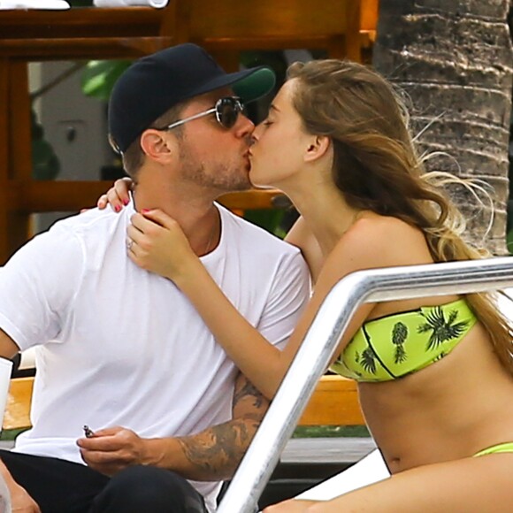 Ryan Phillippe et sa petite amie Paulina Slagter en vacances au bord de la piscine à Miami le 11 juin 2014.