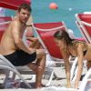 Ryan Phillippe et sa compagne Paulina Slagter profitent de la plage à Miami, le 9 juin 2014.