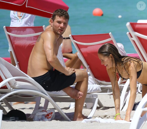 Ryan Phillippe et sa compagne Paulina Slagter profitent de la plage à Miami, le 9 juin 2014.