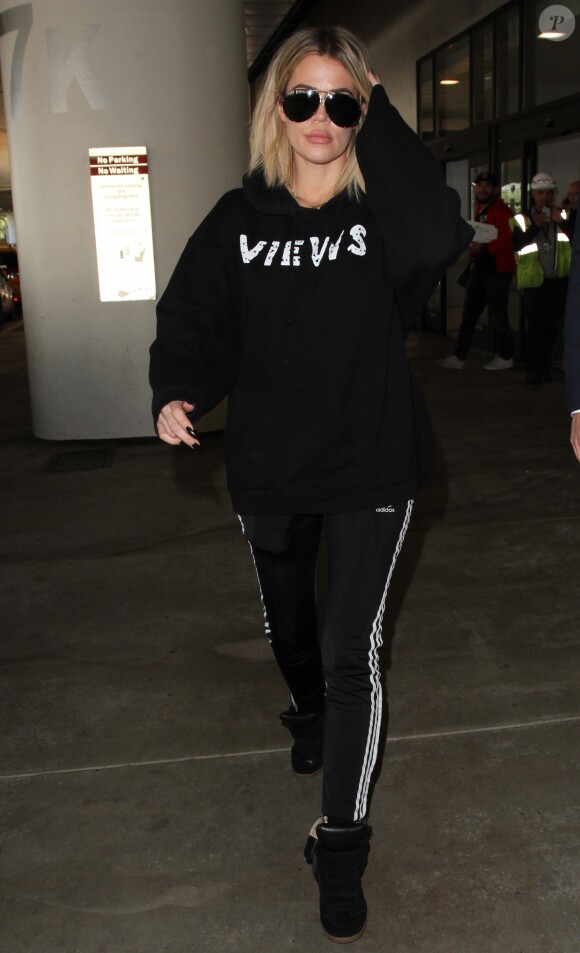 Khloe Kardashian arrive à l'aéroport de LAX à Los Angeles, le 2 novembre 2016.