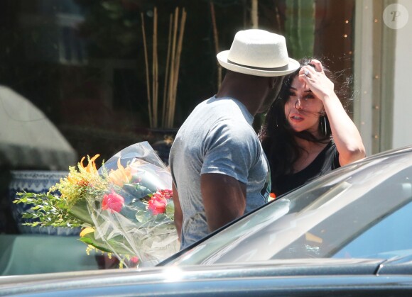 Exclusif - Reggie Bush va acheter des fleurs avec sa fiancée Lilit Avagya à Beverly Hills, le 11 mai 2014.