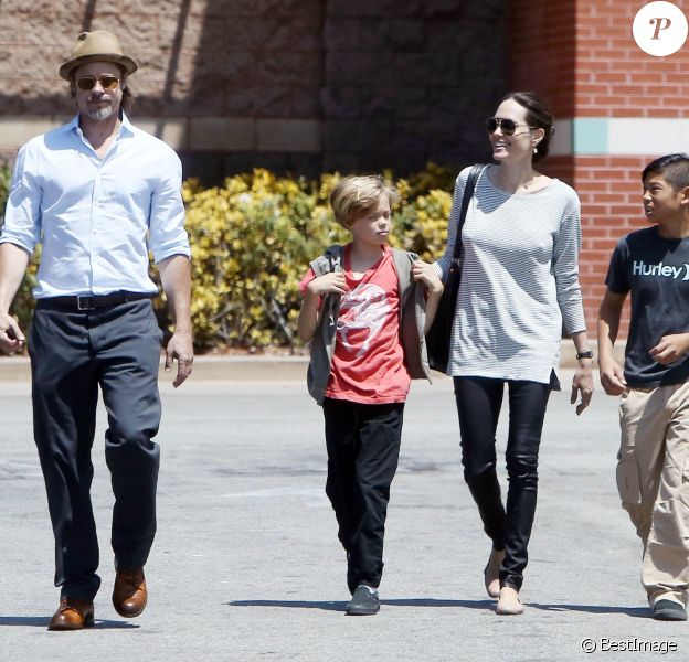 Exclusif - Brad Pitt et Angelina Jolie font du shopping avec leurs enfants Shiloh et Pax à Glendale. Le 10 juillet 2015