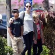 Brad Pitt et Angelina Jolie font du shopping avec leurs enfants Shiloh et Pax à Glendale. Le 10 juillet 2015