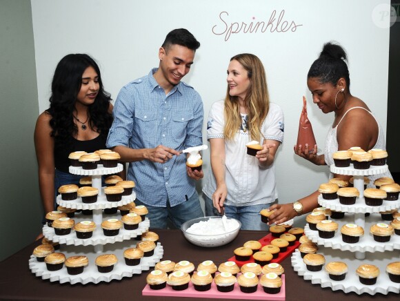 Drew Barrymore présente sa gamme de cupcakes pour la marque Sprinkles. Los Angeles, le 31 juillet 2016.