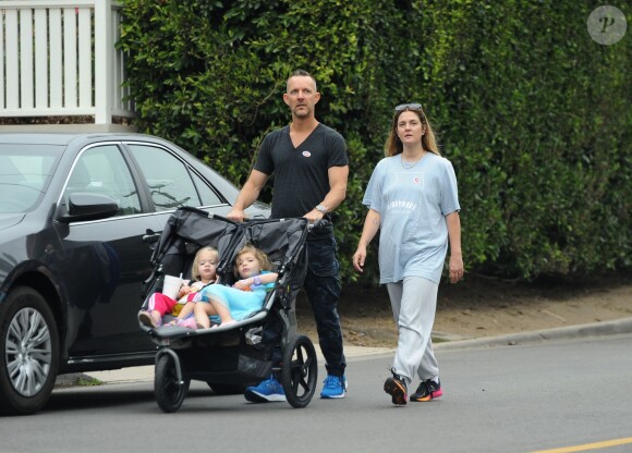 Drew Barrymore se promène avec ses enfants Olive et Frankie à Los Angeles, le 7 juin 2016. © CPA/Bestimage