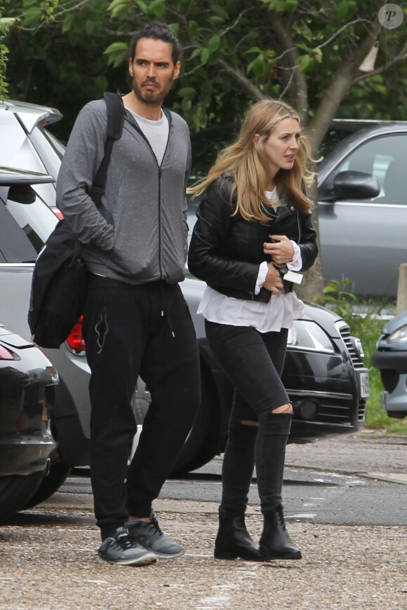 Exclusif - Russell Brand et sa fiancée Laura Gallacher, enceinte, à Londres, le 2 juin 2016.