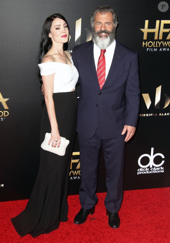 Rosalind Ross enceinte et son compagnon Mel Gibson à la 20ème soirée annuelle Hollywood Film Awards à l'hôtel Beverly Hilton à Beverly Hills, le 6 novembre 2016