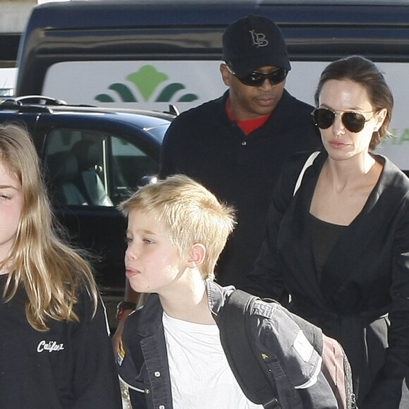 Angelina Jolie et ses enfants Shiloh, Knox, Vivienne, Pax et Zahara Jolie-Pitt arrivent à l'aéroport de Los Angeles pour prendre un vol, le 6 novembre 2015.
