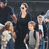 Angelina Jolie et ses enfants Shiloh, Knox, Vivienne, Pax et Zahara Jolie-Pitt arrivent à l'aéroport de Los Angeles pour prendre un vol, le 6 novembre 2015.