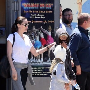 Brad Pitt, Angelina Jolie et leurs enfants sont allés fêter l'anniversaire des jumeaux au skate parc Ice Land à Van Nuys le 12 juillet 2015.