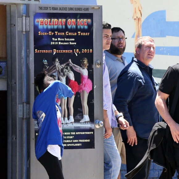 Brad Pitt, Angelina Jolie et leurs enfants sont allés fêter l'anniversaire des jumeaux au skate parc Ice Land à Van Nuys le 12 juillet 2015.