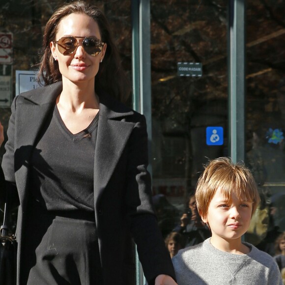 Brad Pitt et sa femme Angelina Jolie passent chez Barnes et Noble avec leurs enfants Vivienne et Knox à New York le 3 novembre 2015.
