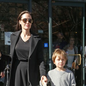 Brad Pitt et sa femme Angelina Jolie passent chez Barnes et Noble avec leurs enfants Vivienne et Knox à New York le 3 novembre 2015.