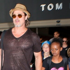 Brad Pitt et Angelina Jolie arrivent avec leurs enfants Maddox, Pax, Zahara, Shiloh, Vivienne et Knox à l'aéroport de LAX à Los Angeles, le 5 juillet 2015.