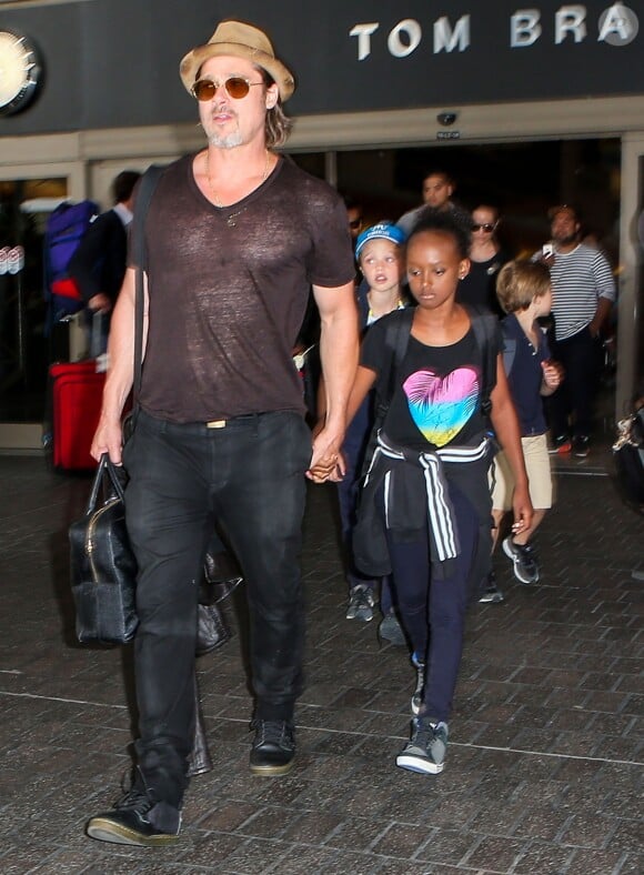 Brad Pitt et Angelina Jolie arrivent avec leurs enfants Maddox, Pax, Zahara, Shiloh, Vivienne et Knox à l'aéroport de LAX à Los Angeles, le 5 juillet 2015.