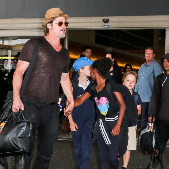 Brad Pitt et Angelina Jolie arrivent avec leurs enfants Maddox, Pax, Zahara, Shiloh, Vivienne et Knox à l'aéroport de LAX à Los Angeles, le 5 juillet 2015.
