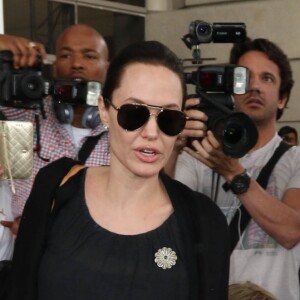 Brad Pitt et Angelina Jolie arrivent avec leurs enfants Maddox, Pax, Zahara, Shiloh, Vivienne et Knox à l'aéroport de LAX à Los Angeles, le 5 juillet 2015.