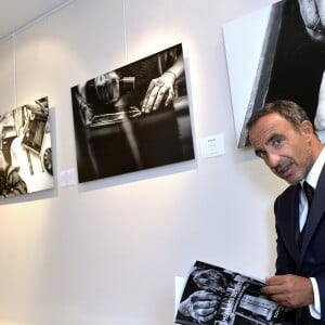 Nikos Aliagas - Vernissage de l'exposition de Nikos Aliagas "Mémoires de Mains" à la Galerie Guillaume à Paris, France, le 20 septembre 2016. Exposition au profit de l'association "Grégory Lemarchal". © Veeren/Bestimage