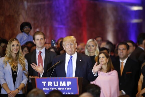 Donald Trump s'adresse à ses supporters et à la presse, aux côtés de sa femme Melania, de son fils Eric et de sa femme Lara Yunaska, depuis la Trump Tower à New York, après sa victoire dans les cinq états du nord-est des Etats-Unis, le 26 avril 2016.
