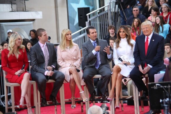Donald Trump, sa femme Melania Trump, son fils Donald Jr Trump, sa fille Ivanka Trump, son fils Eric Trump et sa fille Tiffany Trump participent en famille à l'émission "Today" à la Trump Town Hall, Rockefeller Plaza à New York, le 21 avril 2016.