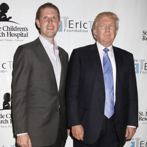 Donald Trump et son fils Eric Trump lors du 8ème tournoi de golf annuel Eric Trump au Trump National Golf Club Westchester au Briarcliff Manor à New York, le 15 septembre 2014.