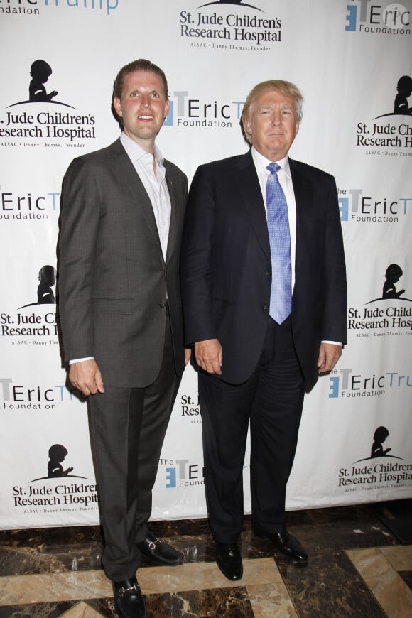 Donald Trump et son fils Eric Trump lors du 8ème tournoi de golf annuel Eric Trump au Trump National Golf Club Westchester au Briarcliff Manor à New York, le 15 septembre 2014.