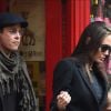 Brad Pitt, sa femme Angelina Jolie et leurs filles Vivienne et Zahara quittent un magasin de jouets à Londres le 12 mars 2016.