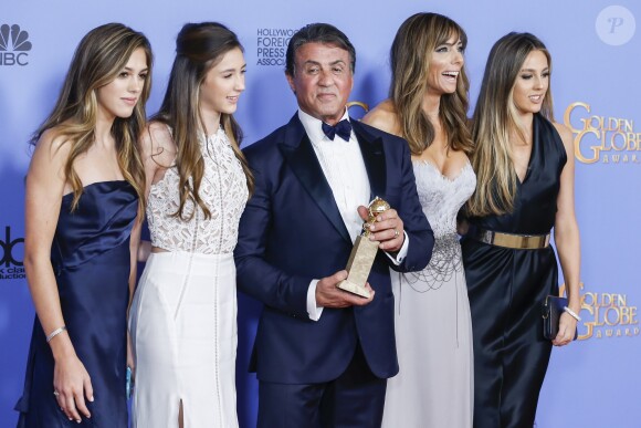 Sylvester Stallone, sa femme Jennifer Flavin et leurs filles Sophia, Sistine et Scarlet - Press Room lors de la 73e cérémonie annuelle des Golden Globe Awards à Beverly Hills, le 10 janvier 2016. © Olivier Borde/Bestimage