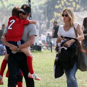 Patrick Dempsey et sa femme Jillian Fink assistent à un match de football de leurs fils Darby et Sullivan à Tarzana. Le 20 mars 2016