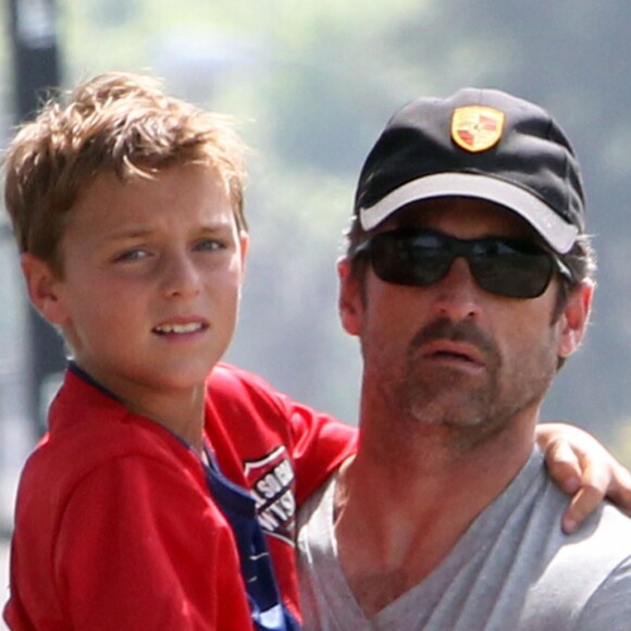 Patrick Dempsey et sa femme Jillian Fink assistent à un match de football de leurs fils Darby et Sullivan à Tarzana. Le 20 mars 2016