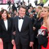 Denise Fabre, Christian Estrosi et sa compagne Laura Ténoudji (Télématin) lors de la montée des marches du film Café Society pour l'ouverture du 69ème Festival International du Film de Cannes, le 11 mai 2016.