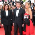 Denise Fabre, Christian Estrosi, Laura Ténoudji ( Télématin ) lors de la montée des marches du film  Café Society  pour l'ouverture du 69ème Festival International du Film de Cannes, le 11 mai 2016.