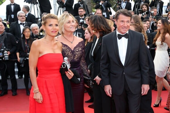 Laura Ténoudji (Télématin) et Christian Estrosi lors de la montée des marches du film Café Society pour l'ouverture du 69ème Festival International du Film de Cannes, le 11 mai 2016.