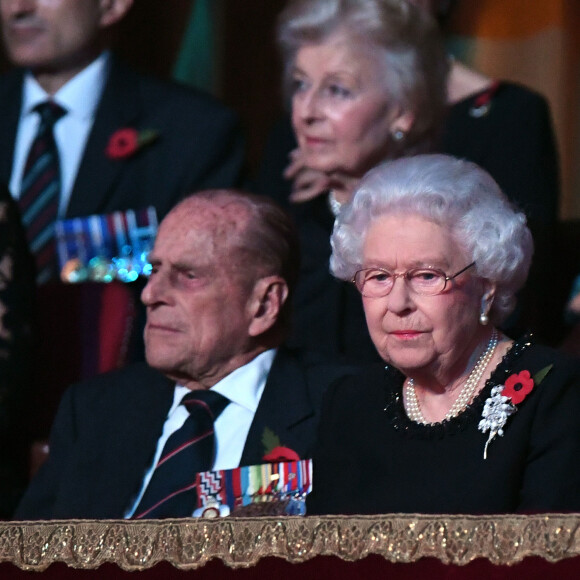 La reine Elizabeth II et le prince Philip, duc d'Edimbourg lors de la soirée du Festival Royal du Souvenir, dédié à la commémoration des victimes de guerres, au Royal Albert Hall à Londres, le 12 novembre 2016.