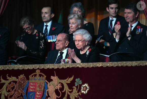 La reine Elizabeth II et le prince Philip, duc d'Edimbourg lors de la soirée du Festival Royal du Souvenir, dédié à la commémoration des victimes de guerres, au Royal Albert Hall à Londres, le 12 novembre 2016.