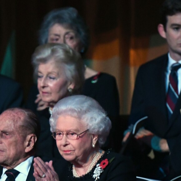 La reine Elizabeth II et le prince Philip, duc d'Edimbourg lors de la soirée du Festival Royal du Souvenir, dédié à la commémoration des victimes de guerres, au Royal Albert Hall à Londres, le 12 novembre 2016.