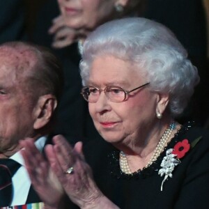 La reine Elizabeth II et le prince Philip, duc d'Edimbourg lors de la soirée du Festival Royal du Souvenir, dédié à la commémoration des victimes de guerres, au Royal Albert Hall à Londres, le 12 novembre 2016.