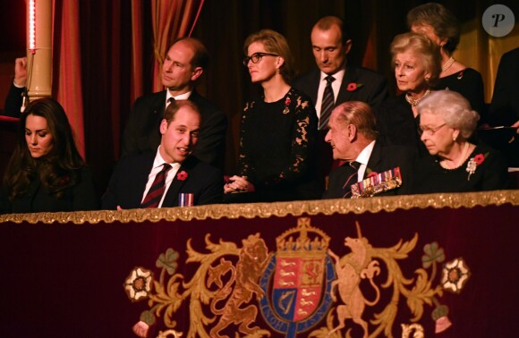 Kate Middleton et le prince William, duc et duchesse de Cambridge, avec le prince Philip, duc d'Edimbourg, et la reine Elizabeth II, le prince Edward, comte de Wessex, la comtesse Sophie de Wessex et la princesse Alexandra lors de la soirée du Festival Royal du Souvenir, dédié à la commémoration des victimes de guerres, au Royal Albert Hall à Londres, le 12 novembre 2016.
