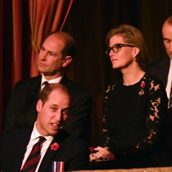 Kate Middleton et le prince William, duc et duchesse de Cambridge, avec le prince Philip, duc d'Edimbourg, et la reine Elizabeth II, le prince Edward, comte de Wessex, la comtesse Sophie de Wessex et la princesse Alexandra lors de la soirée du Festival Royal du Souvenir, dédié à la commémoration des victimes de guerres, au Royal Albert Hall à Londres, le 12 novembre 2016.