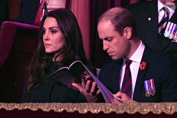 Kate Middleton et le prince William, duc et duchesse de Cambridge, dans la loge royale lors de la soirée du Festival Royal du Souvenir, dédié à la commémoration des victimes de guerres, au Royal Albert Hall à Londres, le 12 novembre 2016.