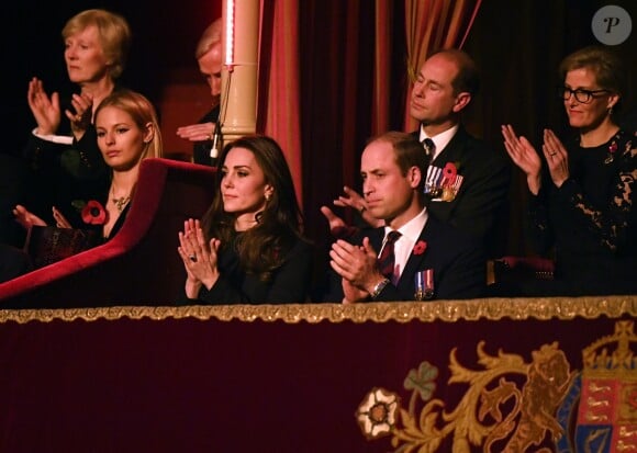 Kate Middleton et le prince William, duc et duchesse de Cambridge, et le prince Edward et la comtesse Sophie de Wessex lors de la soirée du Festival Royal du Souvenir, dédié à la commémoration des victimes de guerres, au Royal Albert Hall à Londres, le 12 novembre 2016.