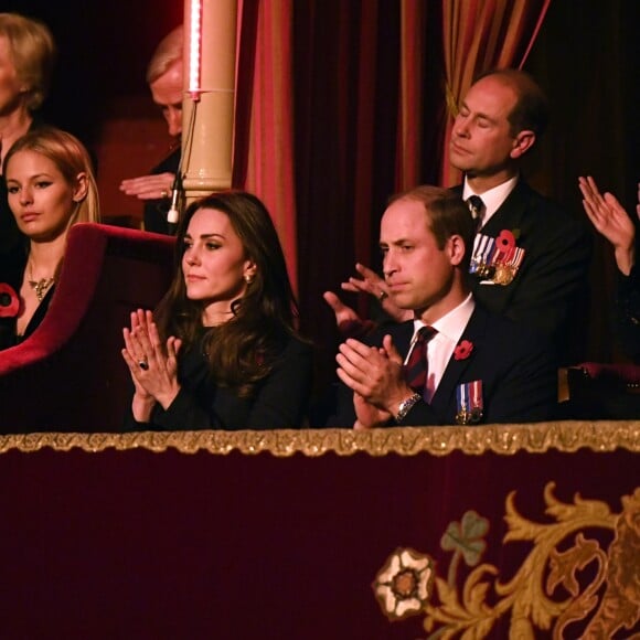 Kate Middleton et le prince William, duc et duchesse de Cambridge, et le prince Edward et la comtesse Sophie de Wessex lors de la soirée du Festival Royal du Souvenir, dédié à la commémoration des victimes de guerres, au Royal Albert Hall à Londres, le 12 novembre 2016.